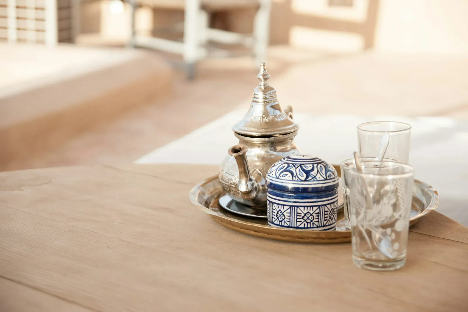 Plateau de thé à la menthe sur une table de café